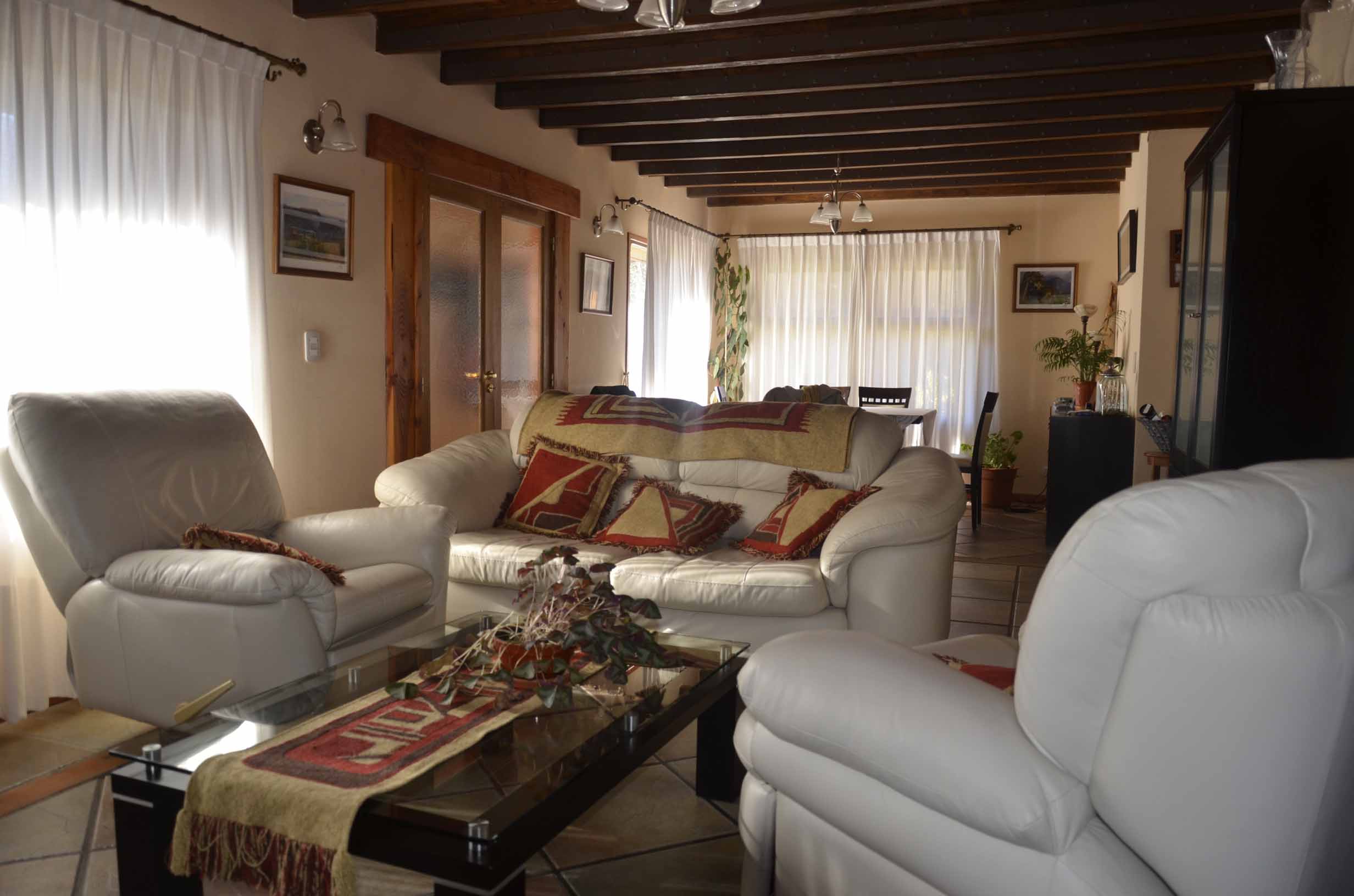 Importante casa en barrio el once a 50 mts. del asfalto (cod. c96)