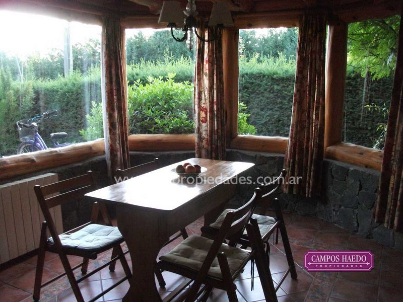 Casa de troncos en altos de manzano – villa la angostura