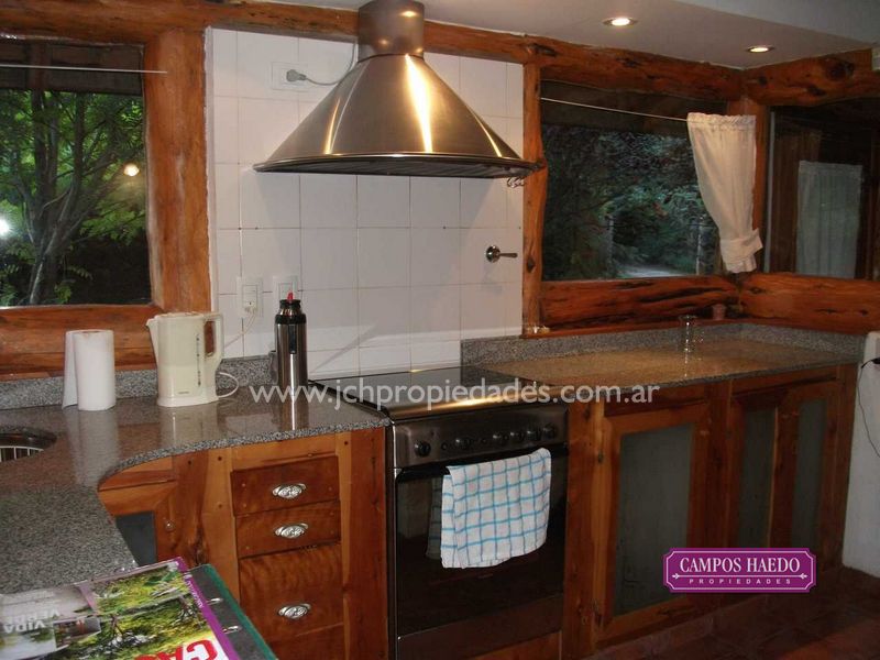 Casa de troncos en altos de manzano – villa la angostura