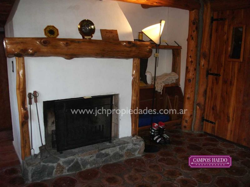 Casa de troncos en altos de manzano – villa la angostura