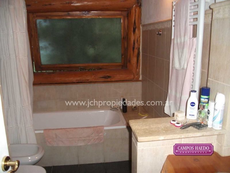 Casa de troncos en altos de manzano – villa la angostura