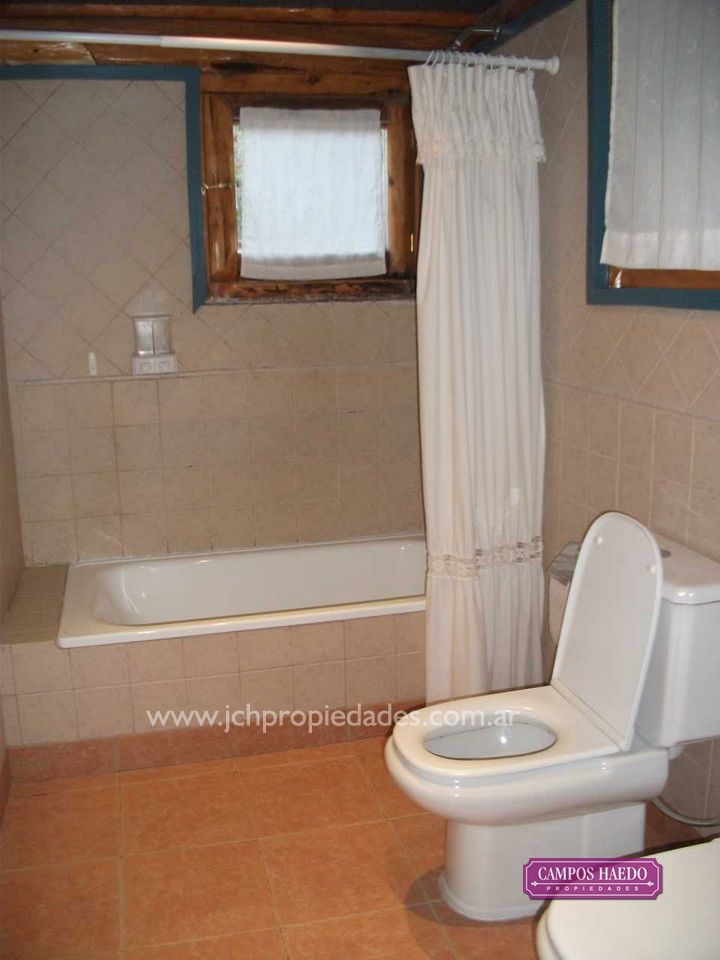 Casa de troncos en altos de manzano – villa la angostura