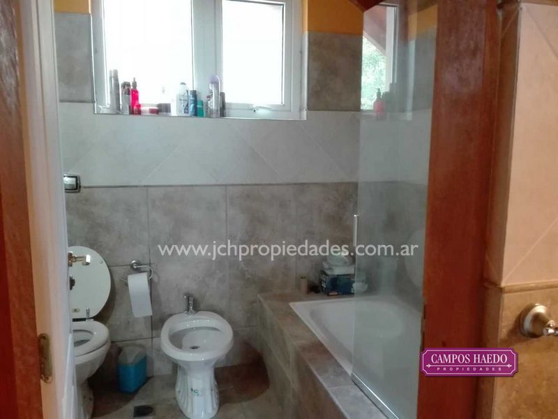 C92 amplia casa con quincho en barrio tres cerros