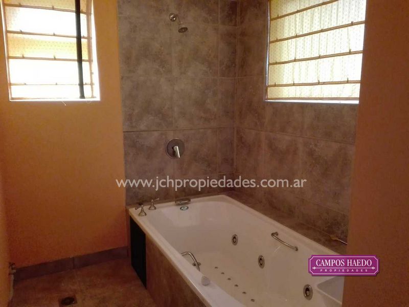 C92 amplia casa con quincho en barrio tres cerros