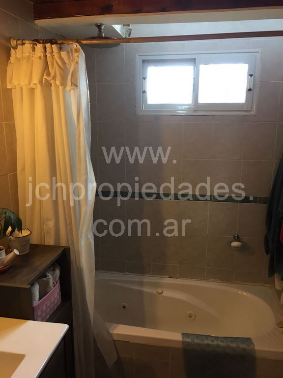 Casa en venta en barrio los volcanes -villa la angostura