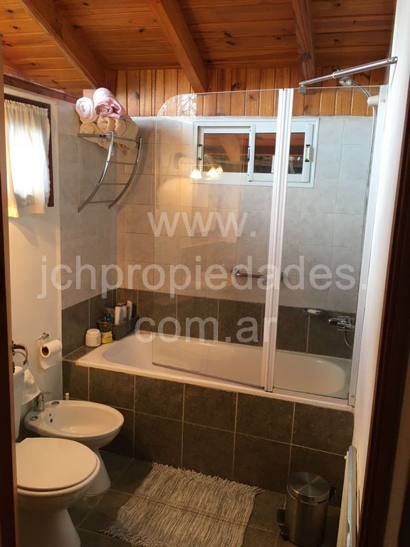 Casa en venta en barrio los volcanes -villa la angostura