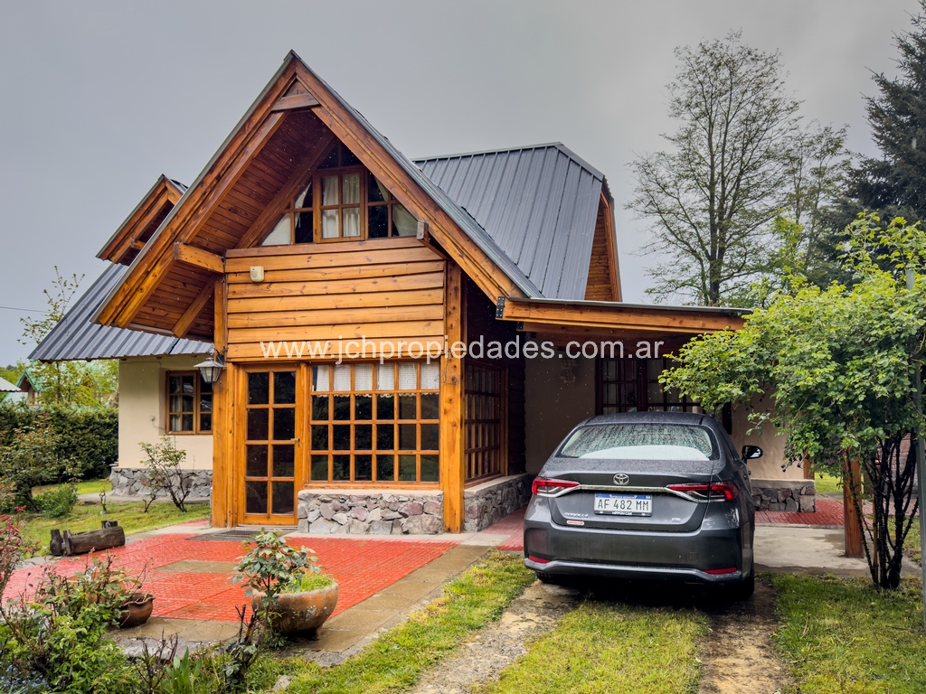 Casa centrica sobre av. cerro bayo – villa la angostura (c131)