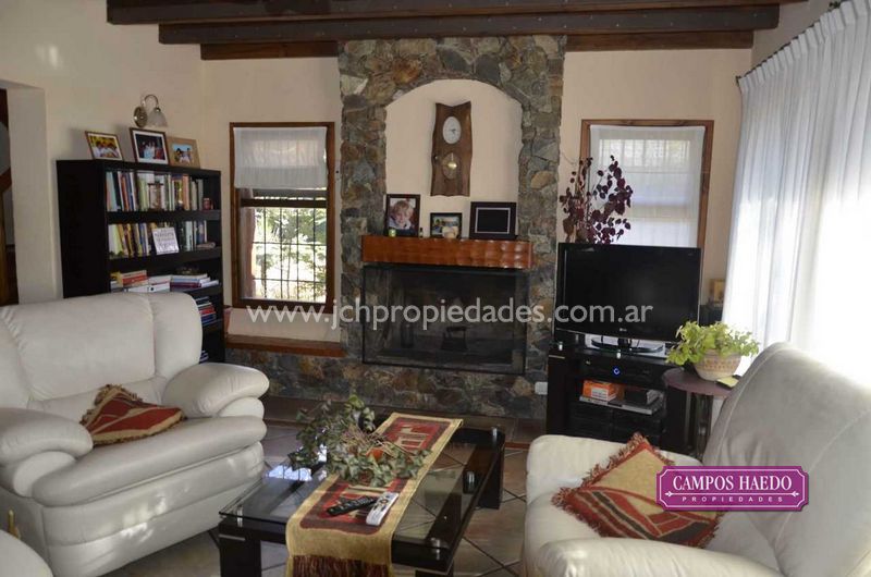 Importante casa en barrio el once a 50 mts. del asfalto (cod. c96)