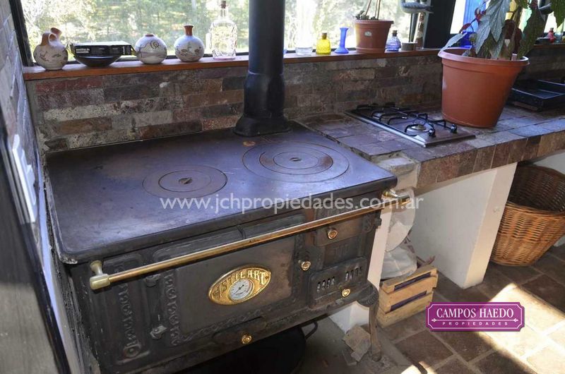 Importante casa en barrio el once a 50 mts. del asfalto (cod. c96)