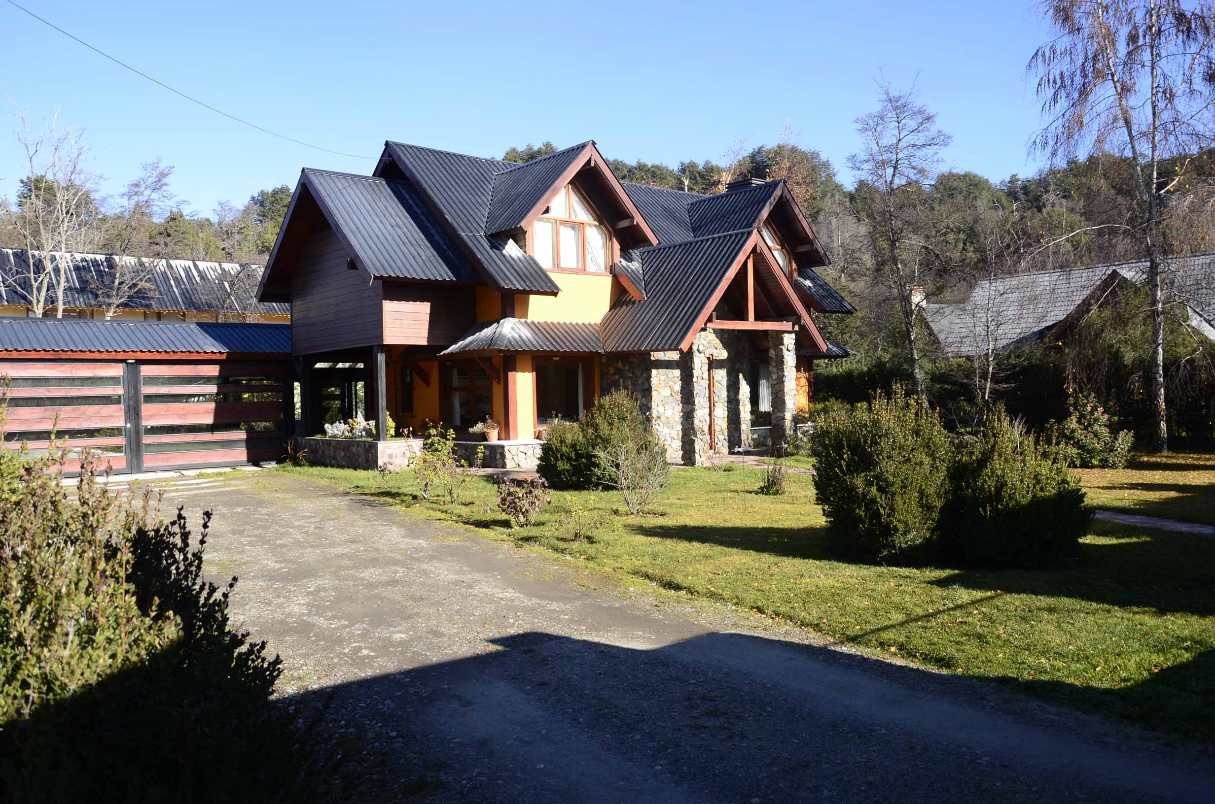 Importante casa en barrio el once a 50 mts. del asfalto (cod. c96)