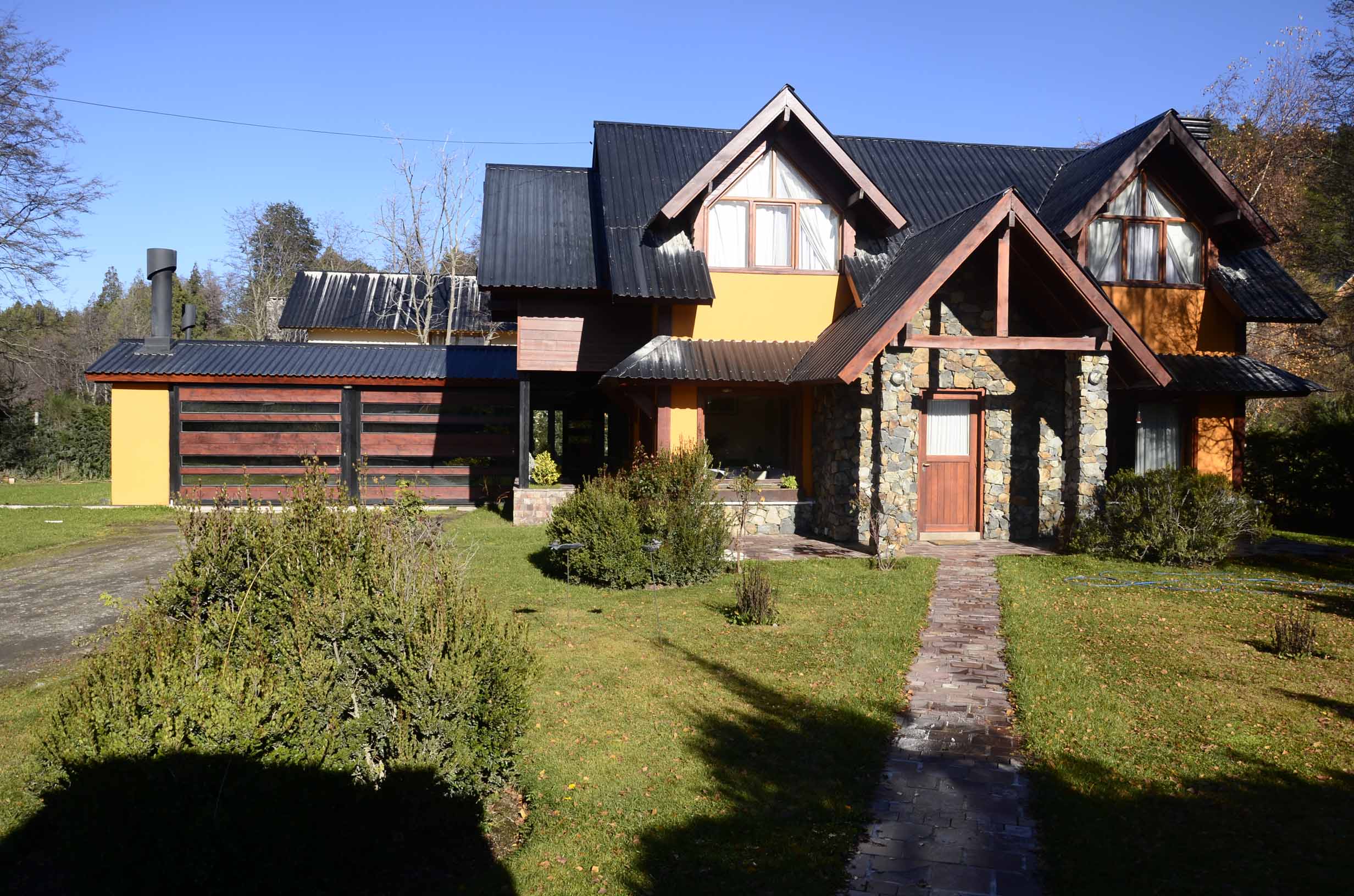 Importante casa en barrio el once a 50 mts. del asfalto (cod. c96)