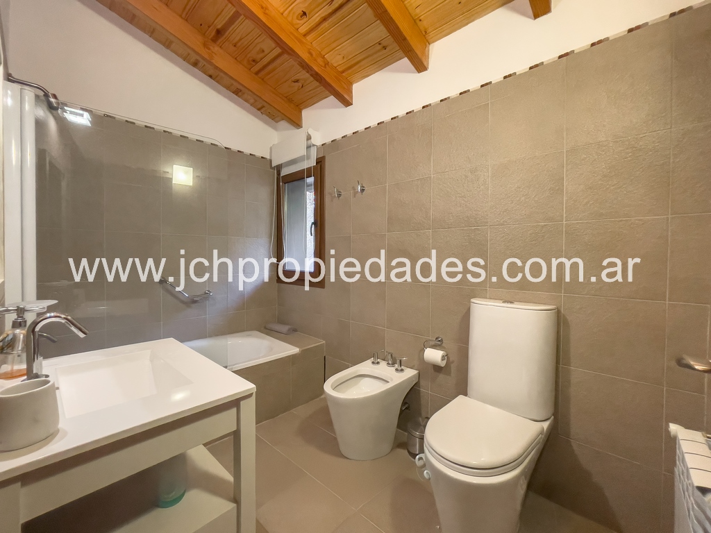 Casa de 3 dormitorios con vista al lago – villa la angostura