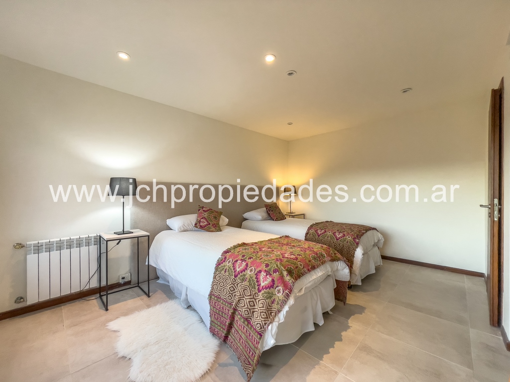 Casa de 3 dormitorios con vista al lago – villa la angostura