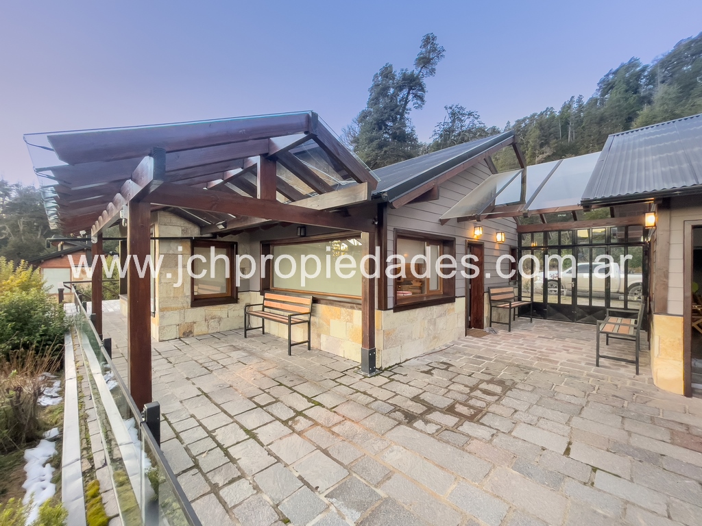 Casa de 3 dormitorios con vista al lago – villa la angostura