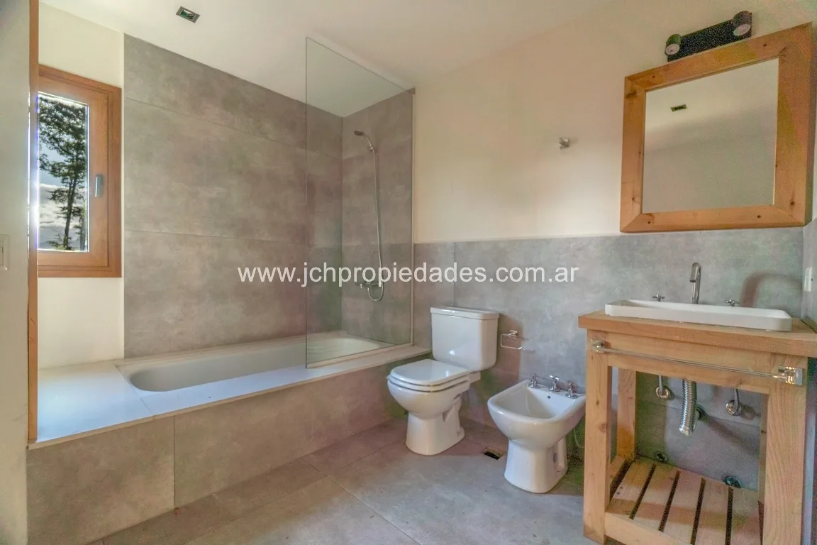 Casa en lomas del correntoso con vista al lago